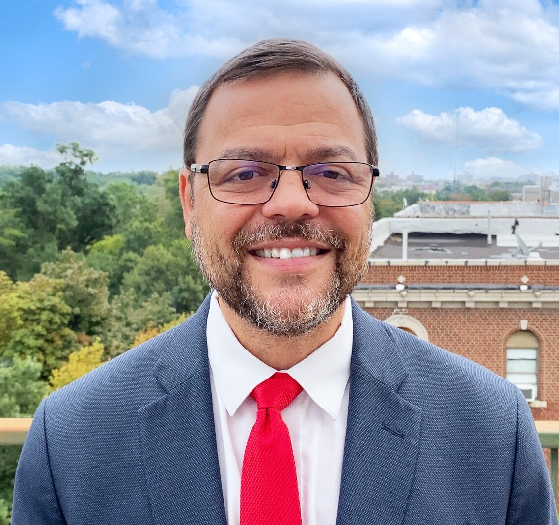 Senador de Nueva York responde a críticas por su nacionalidad dominicana