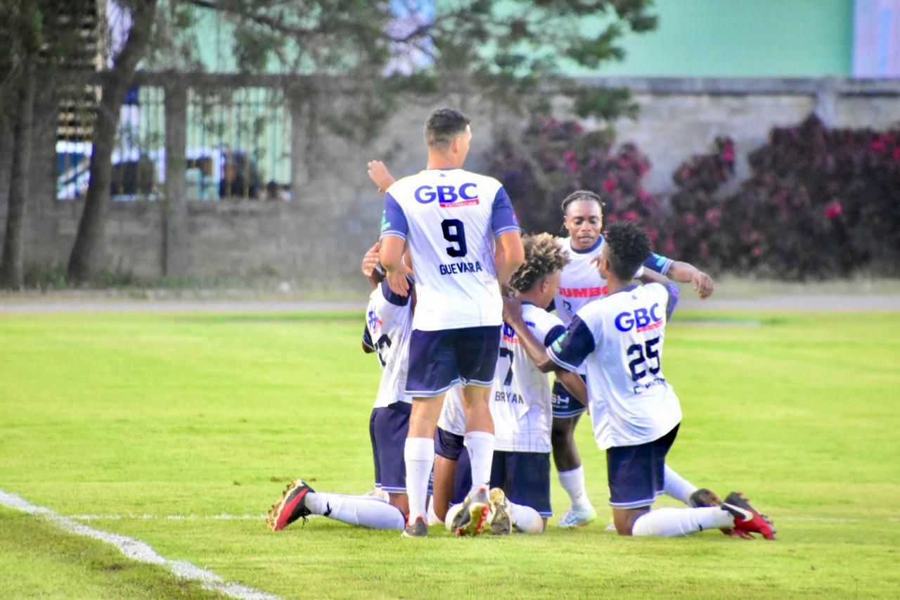 Salcedo celebra victoria sobre Moca FC.