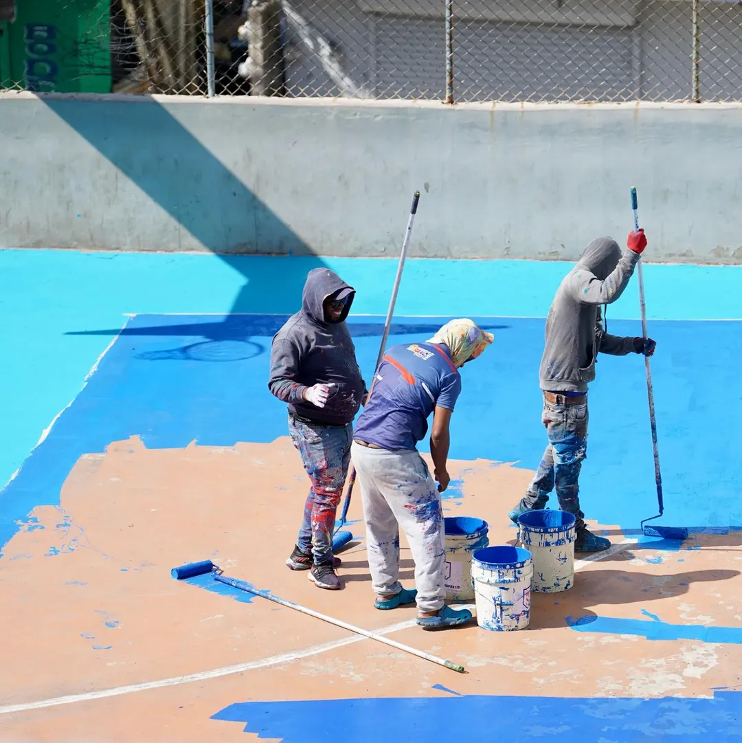 Canchas son remozadas en «El Café» de herrera, Santo Domingo Oeste por brigadas de Inefi.