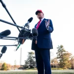 Las tácticas de Trump para controlar los medios: listas negras y demandas