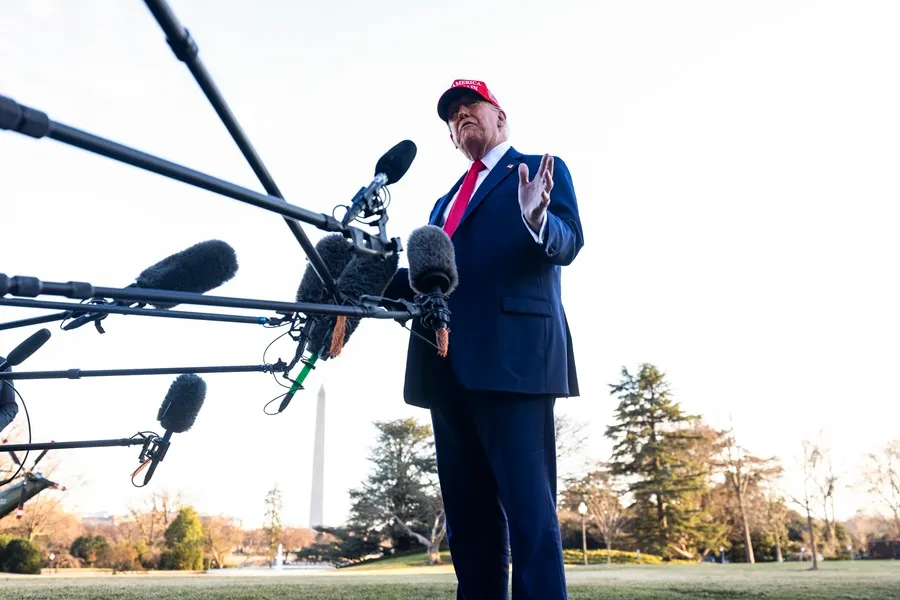 Las tácticas de Trump para controlar los medios: listas negras y demandas
