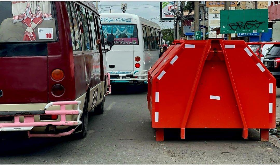Contenedores de basura colocados en la vía pública de SDE