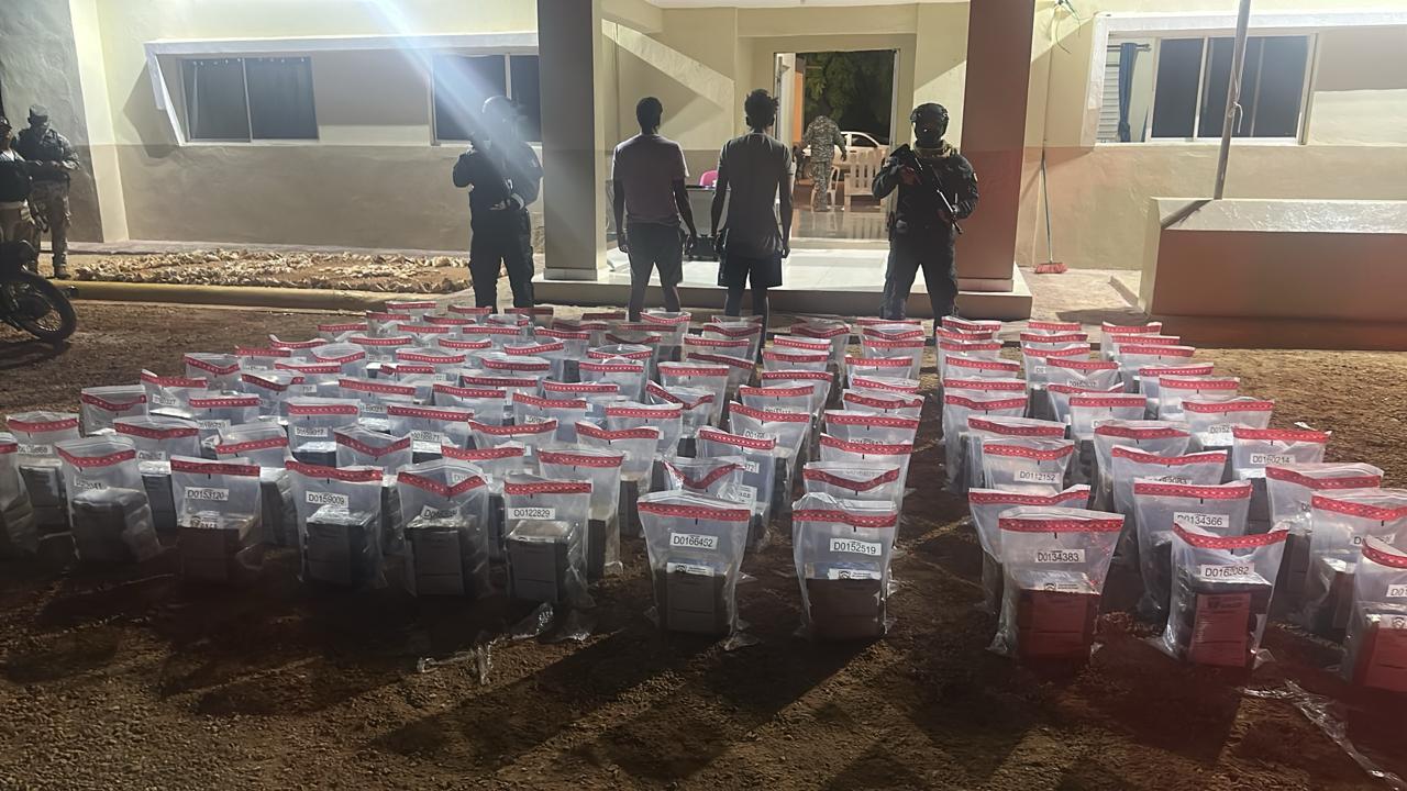 Apresan a dos personas y decomisan 548 paquetes presuntamente de cocaína en Pedernales