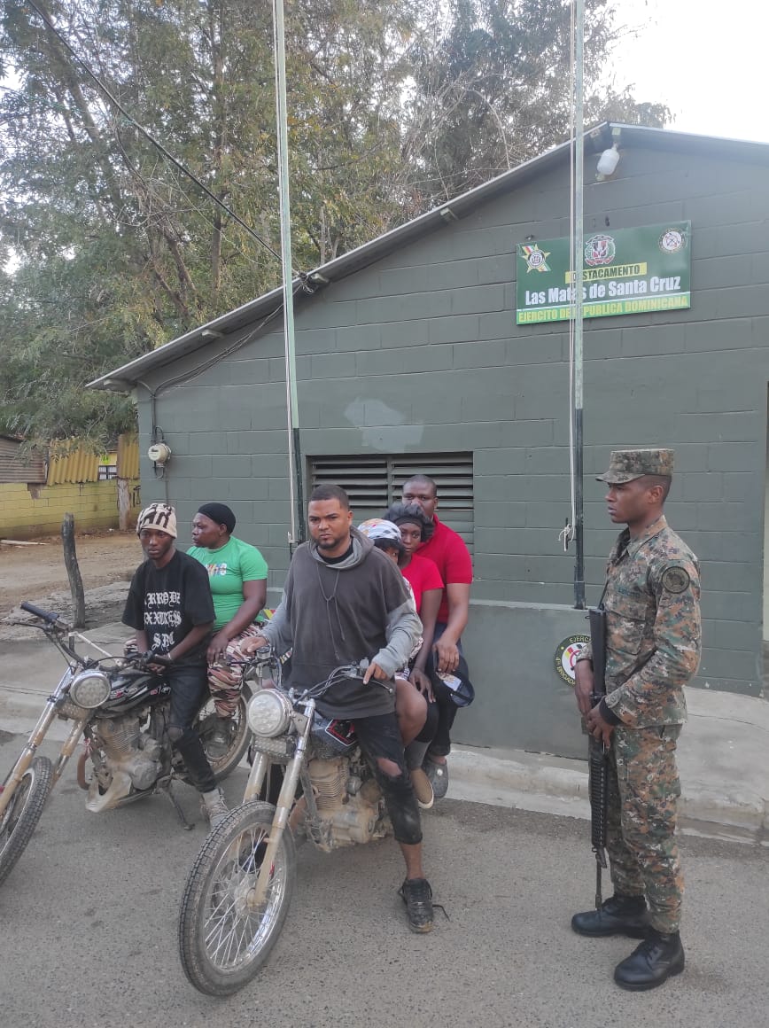 Autoridades detienen otro grupo de indocumentados trasladados en motocicletas en Montecristi y San Juan
