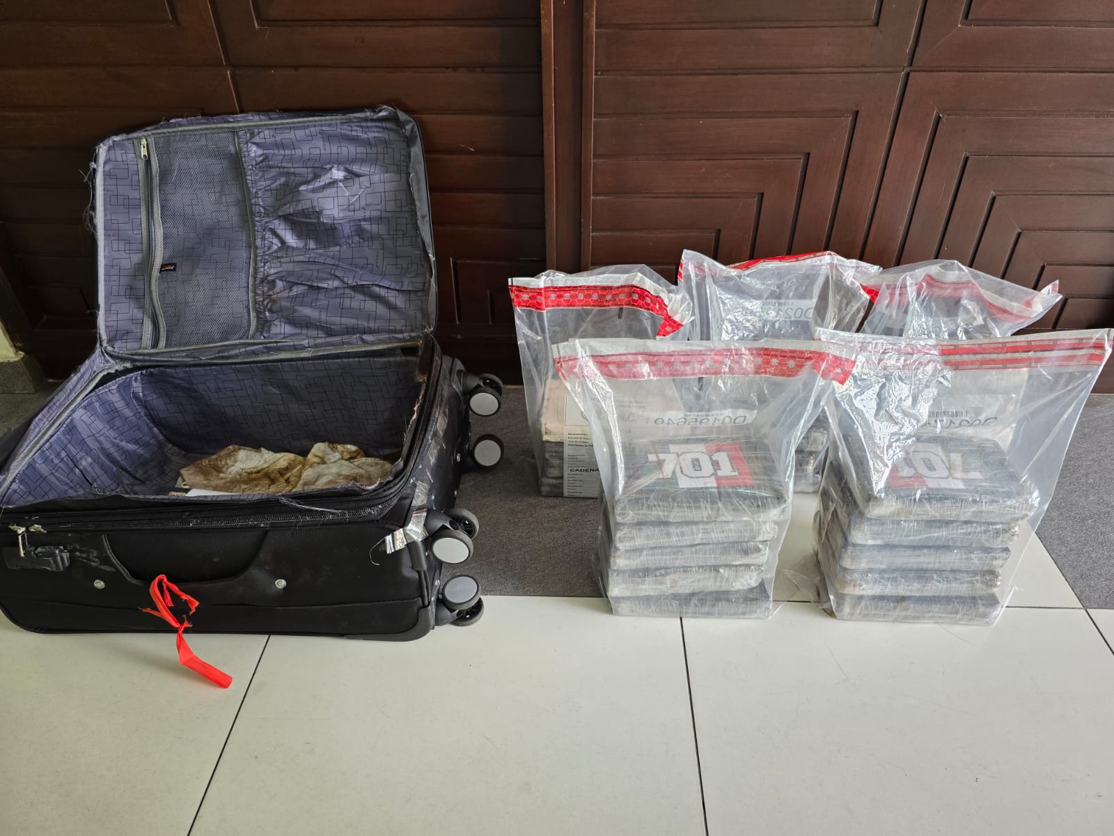 DNCD detiene a italiano con 24 paquetes de presumiblemente cocaína en el aeropuerto de Las Américas