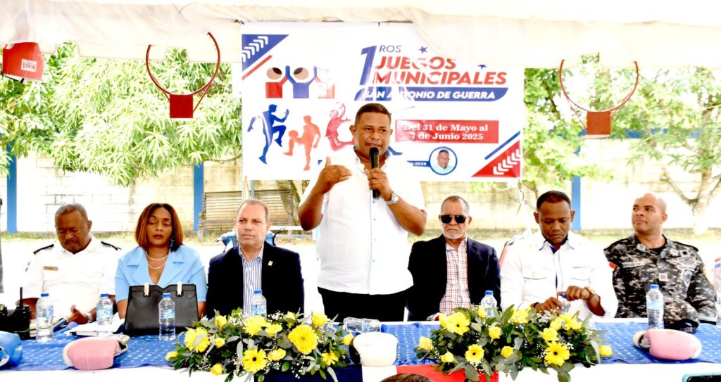 Francisco Rojas García, alcalde de Guerra, se dirige a los presentes para ofrecer detalles de los Juegos Deportivos, junto a William Sena, Adalgisa Santana, Garibaldi Bautista, Bernardo Martínez, Arismendy Lugo y el coronel policial Esmaryenson Lugo Avelino.