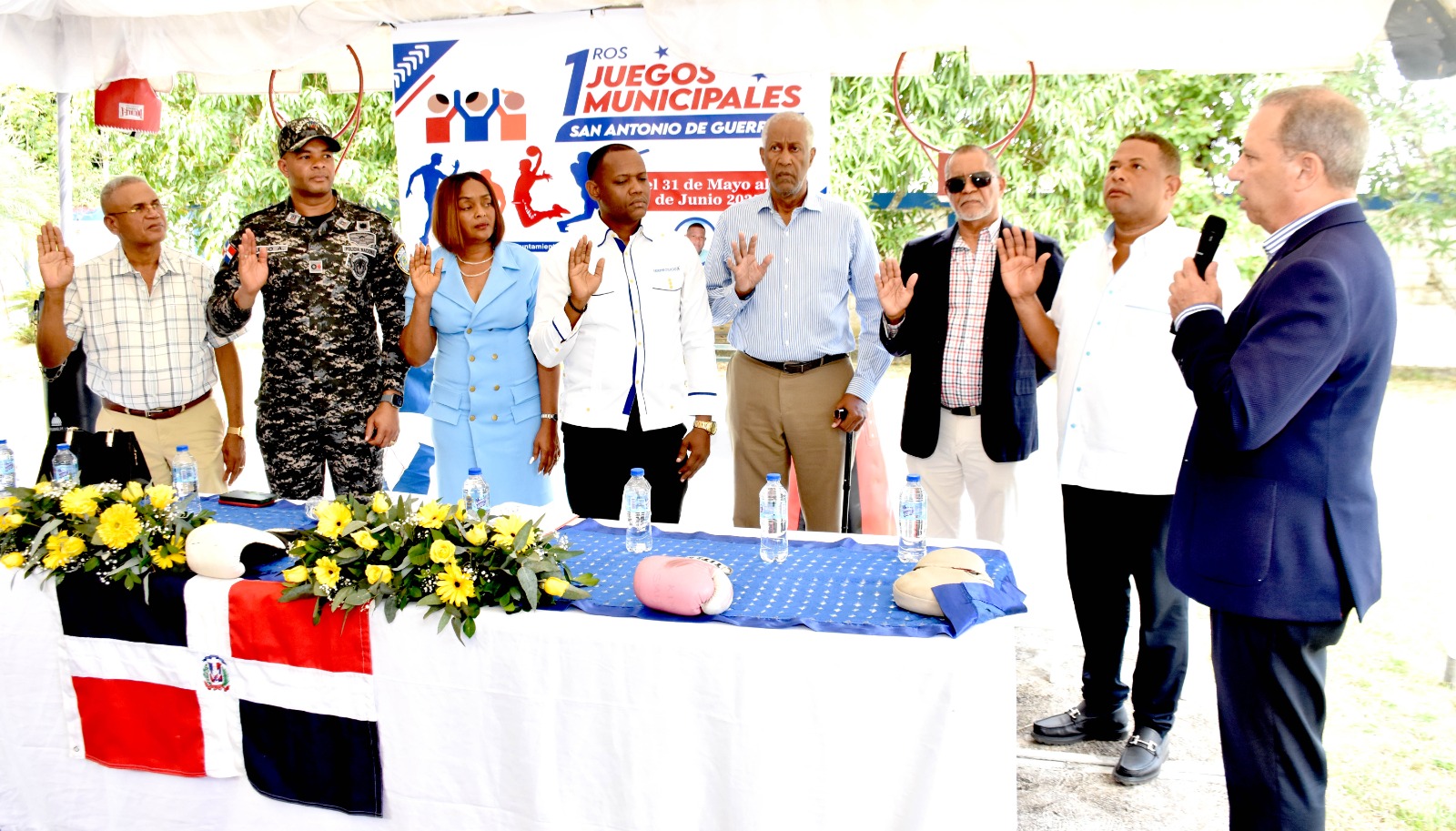 Garibaldi Bautista, presidente del COD, juramenta a Francisco Rojas García, alcalde de Guerra, y los demás miembros del Comité Organizador.