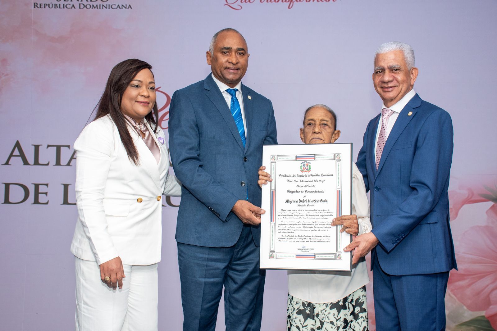 Doña Altagracia de la Cruz García, “Tarara", educadora banileja, recibe su reconocimiento.