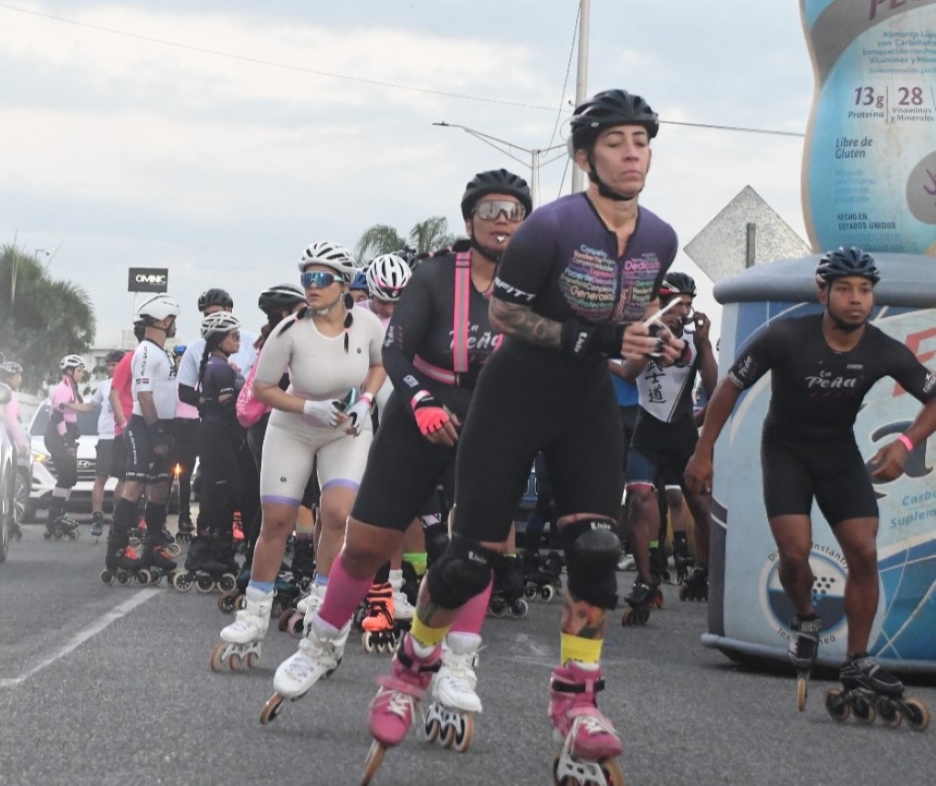 La clausura del recorrido en patines por el Día Internacional de la Mujer, contó con diferentes acrobacias y bailes de los patinadores, en el boulevard de Juan Dolio, el 9 de marzo de 2025. 