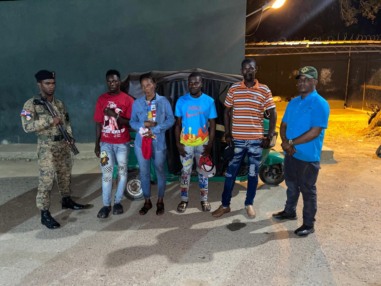 Con 12 haitianos indocumentados a bordo, abandonan dos moto-taxis en Santiago Rodríguez