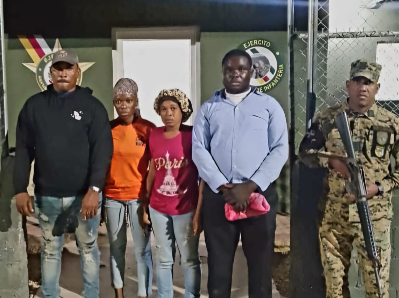 Arrestan a tres dominicanos y un haitiano que transportaban indocumentados en San Juan y Pedernales