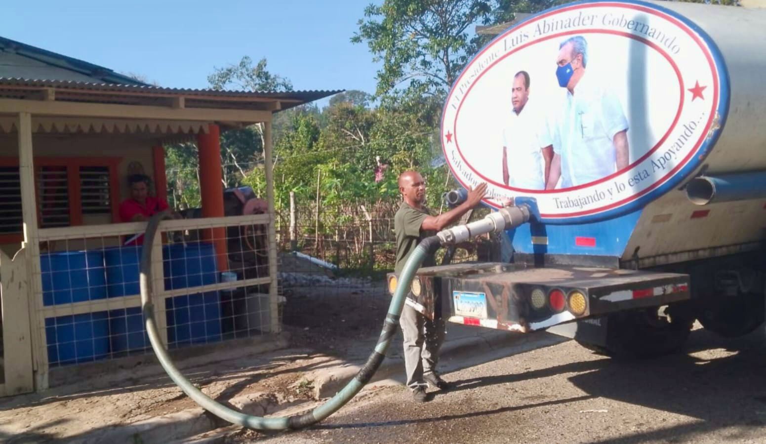 Salvador Holguín realiza operativo de abastecimiento de agua potable gratis en Restauración