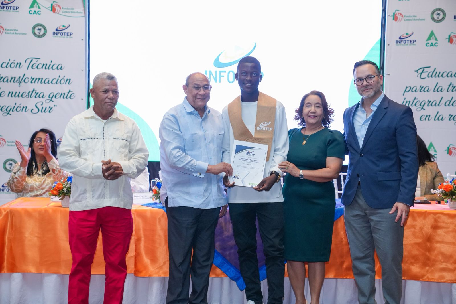 La iniciativa incluyó la impartición de 22 acciones formativas, abarcando áreas como preparación de alimentos, conducción de vehículos de motor, repostería, ventas de productos farmacéuticos, liderazgo organizacional, mantenimiento mecánico, electricidad automotriz, entre otras.