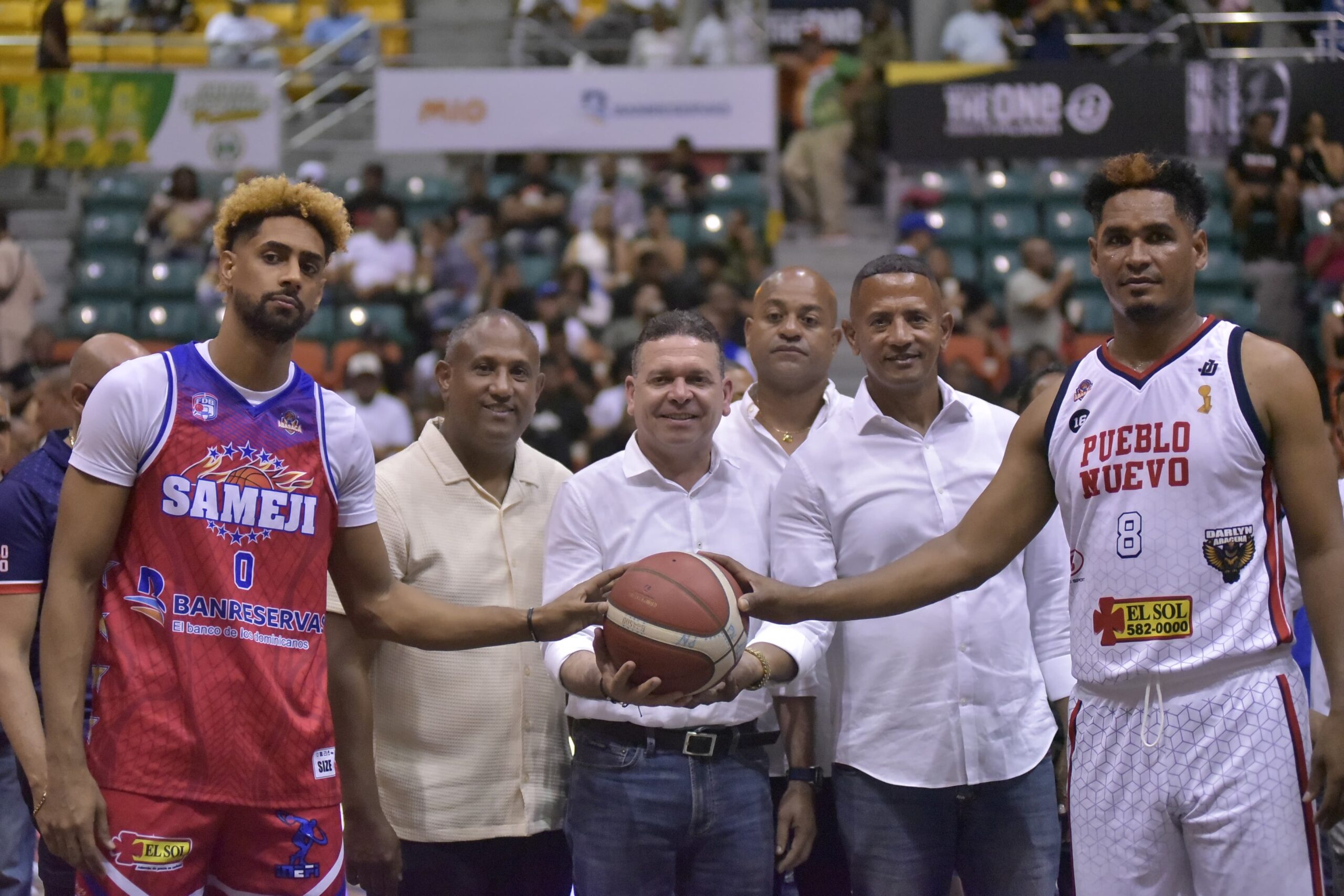 El director de Proindustria realiza el "saque de honor" en baloncesto superior de Santiago