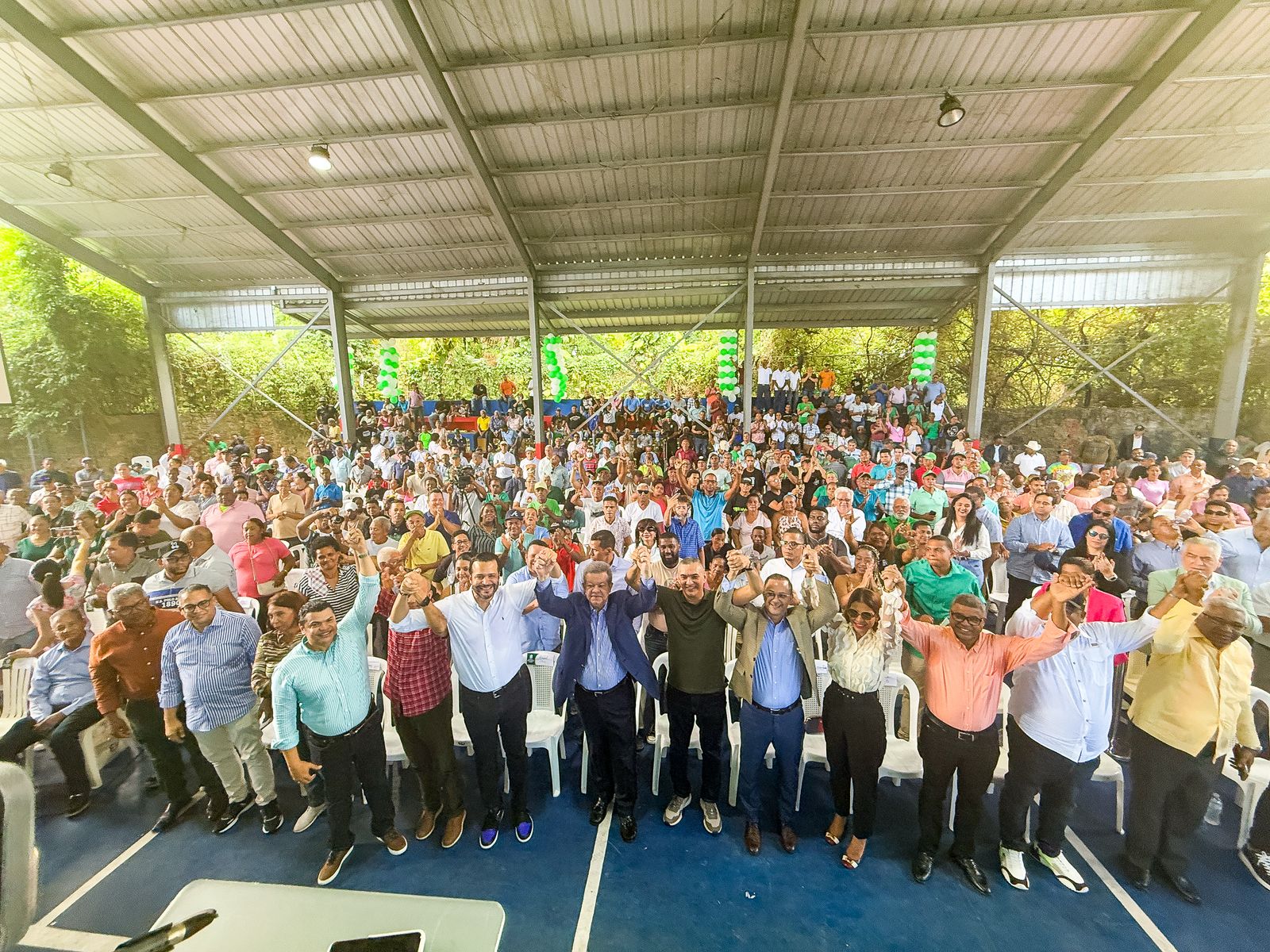 Leonel Fernández juramenta a seis altos dirigentes del PLD en la Fuerza del Pueblo