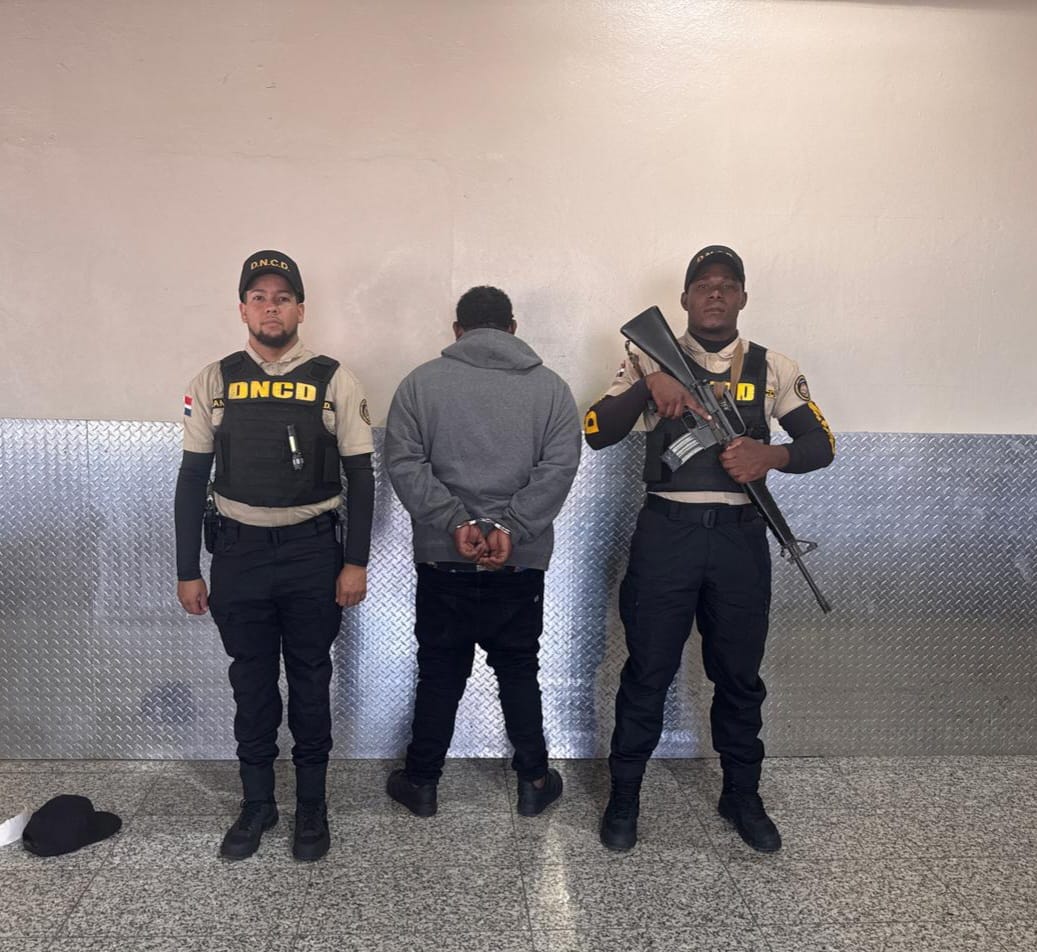 Dominicano con impedimento de salida es detenido en el AILA por intentar viajar a Colombia