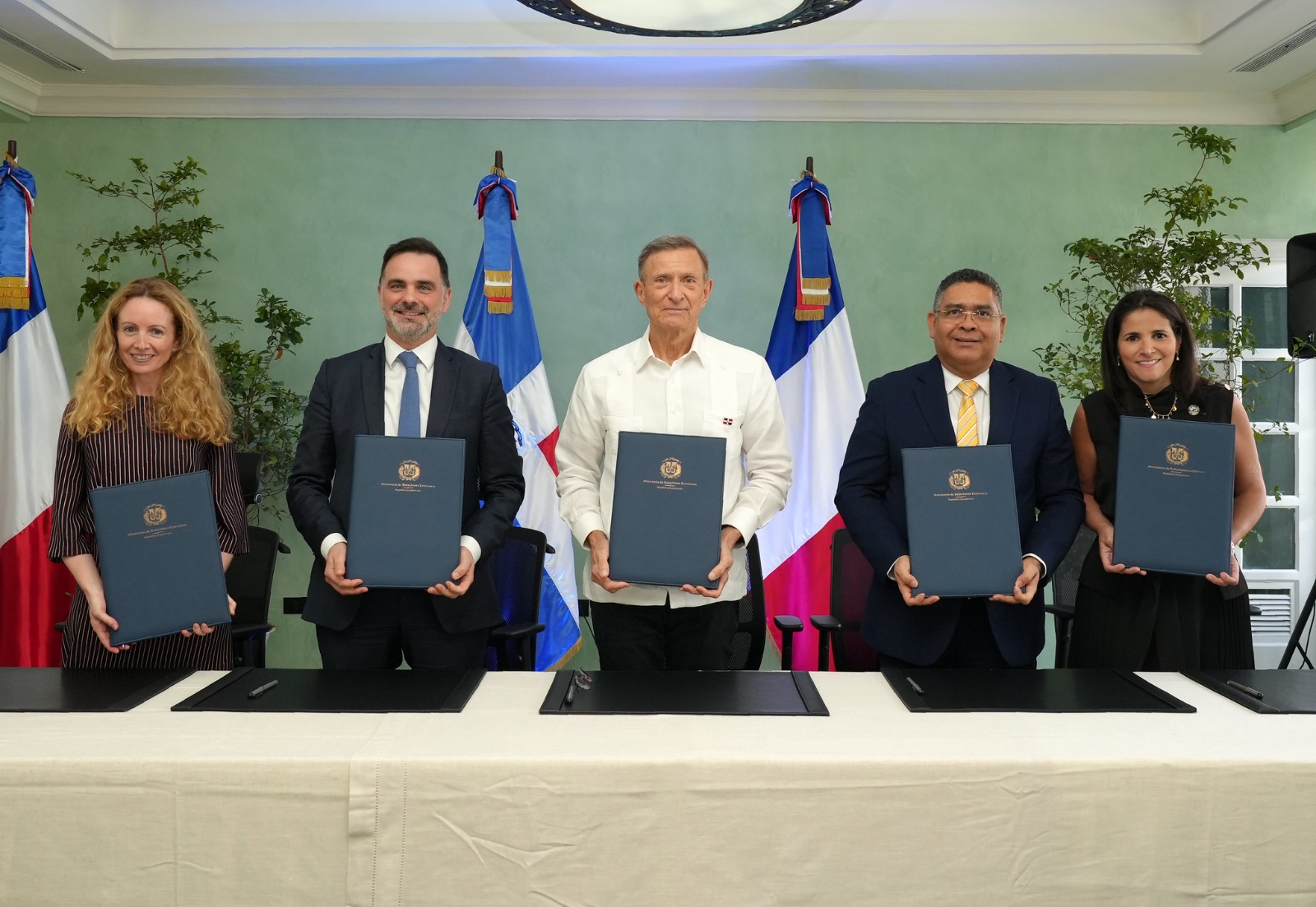 Gobierno dominicano firma Hoja de Ruta de Cooperación con la Agencia Francesa de Desarrollo