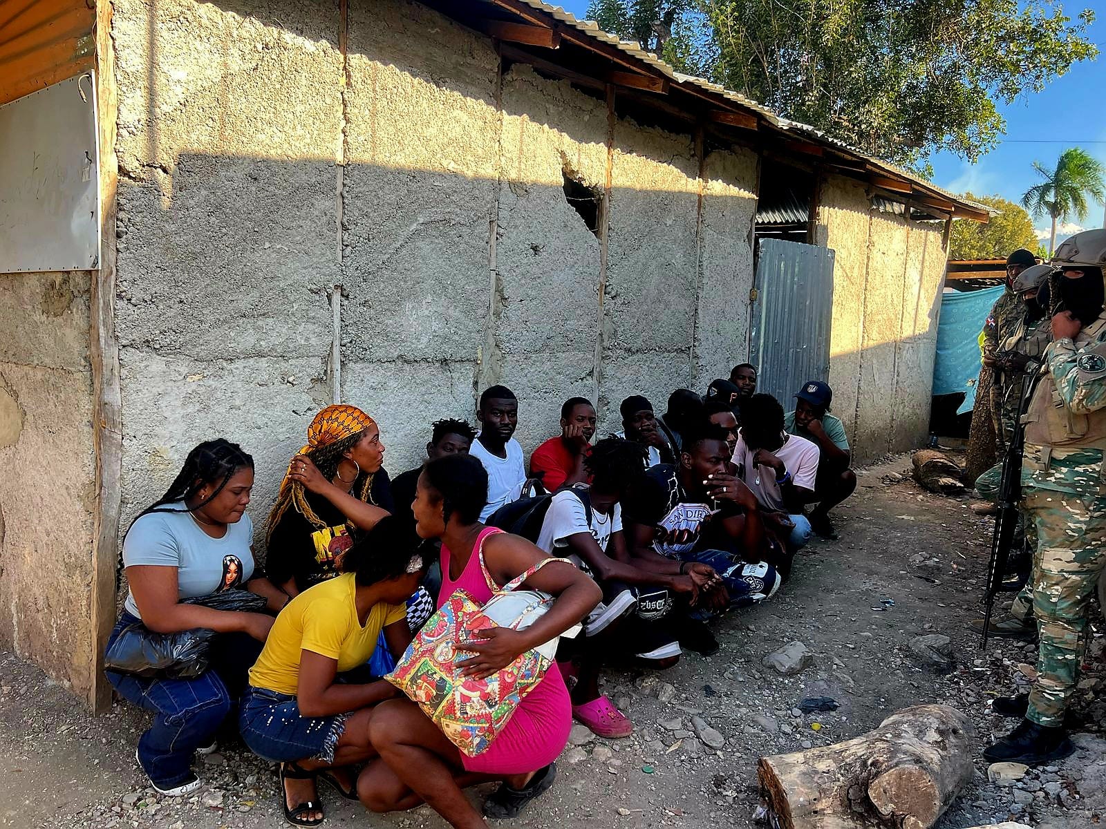 Arrestan inmigrantes indocumentados escondidos en una vivienda utilizada como refugio en Elías Piña