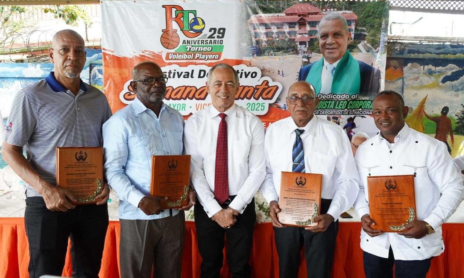 Harrís Luis Peguero Vilorio, Miguel Santana de la Cruz, Rubén Darío Cruz, José Ramón Reyes Mercedes y Johnny Ortega, en representación de la familia de Prebisterio Ortega (Don Onguí).
