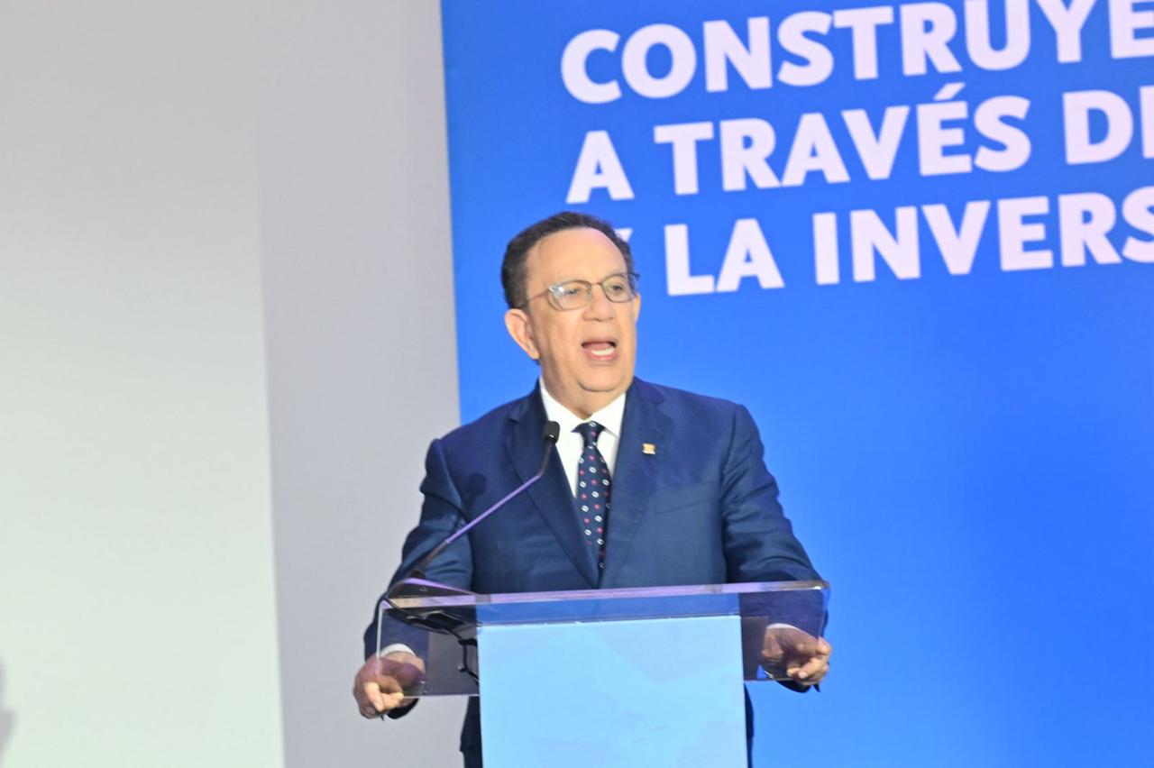 Valdez Albizu garantiza estabilidad macroeconómica de RD para inversionistas