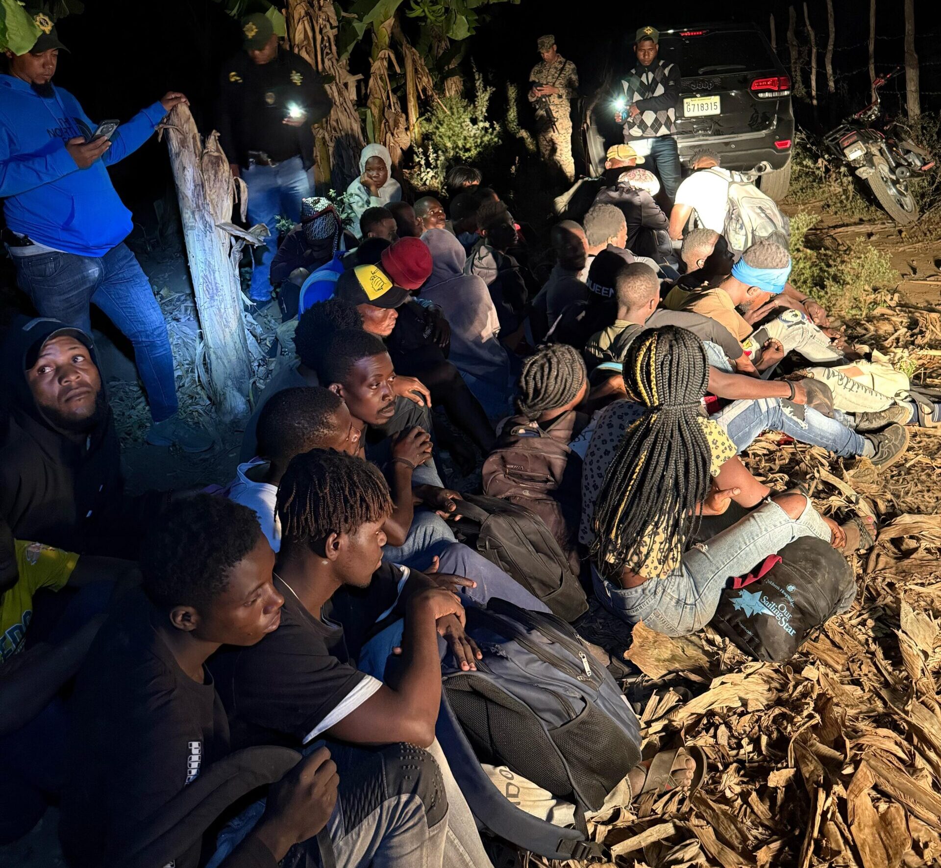 Autoridades detienen grupo de 48 inmigrantes indocumentados en un platanal en Valverde