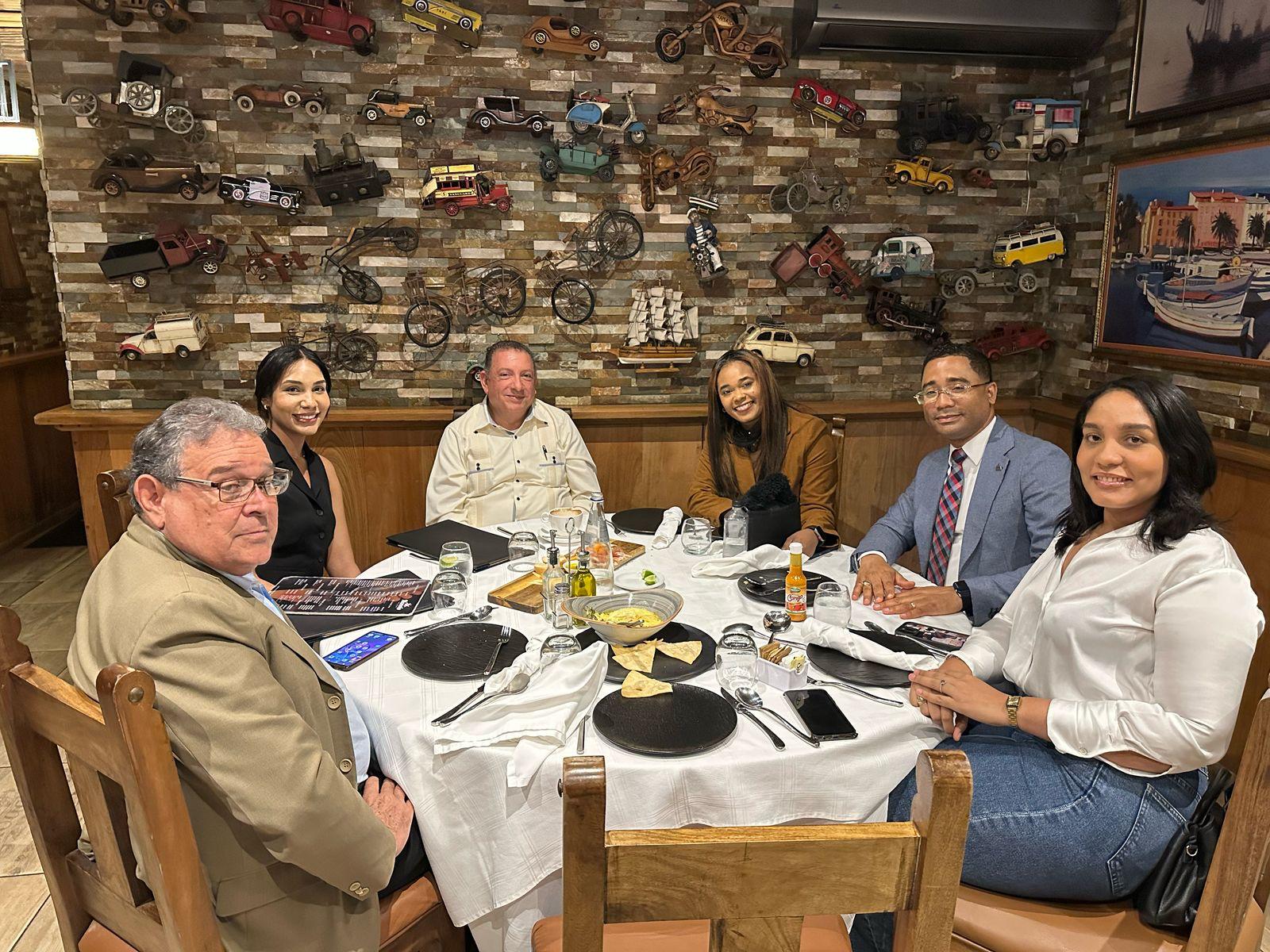 El encuentro contó con la participación destacada de Indhira Elliot, presidenta de Camino RD ODS, Embajadora de Paz Global y directora regional del Instituto de Investigación en Políticas Públicas y Diplomacia de los Estados Unidos