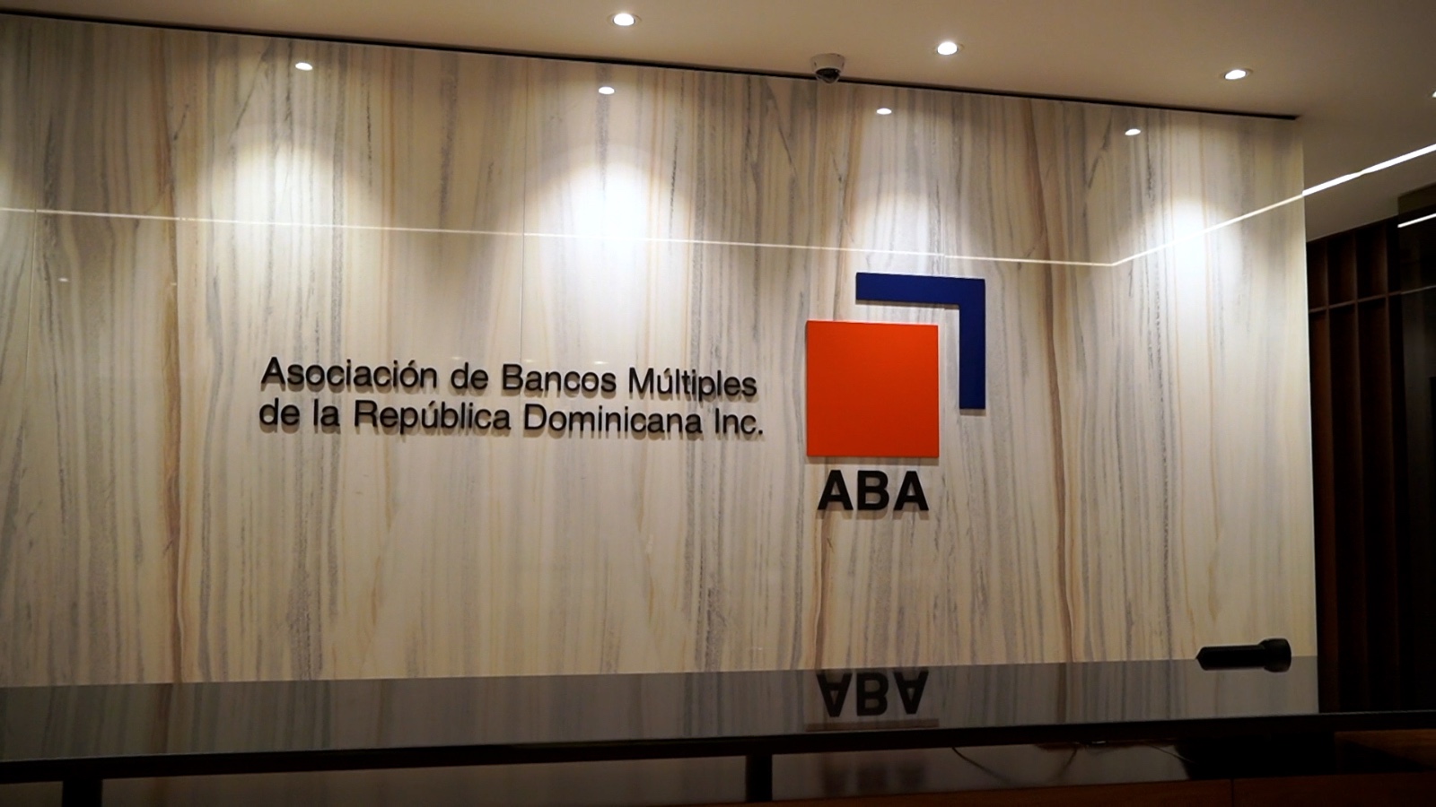 En este contexto, la ABA detalló que la primera emisión de un bono verde en el país fue realizada en 2021 mediante el Fideicomiso de Oferta Pública de Valores Larimar I, estructurado por el Banco Popular e impulsado por la empresa generadora EGE Haina.