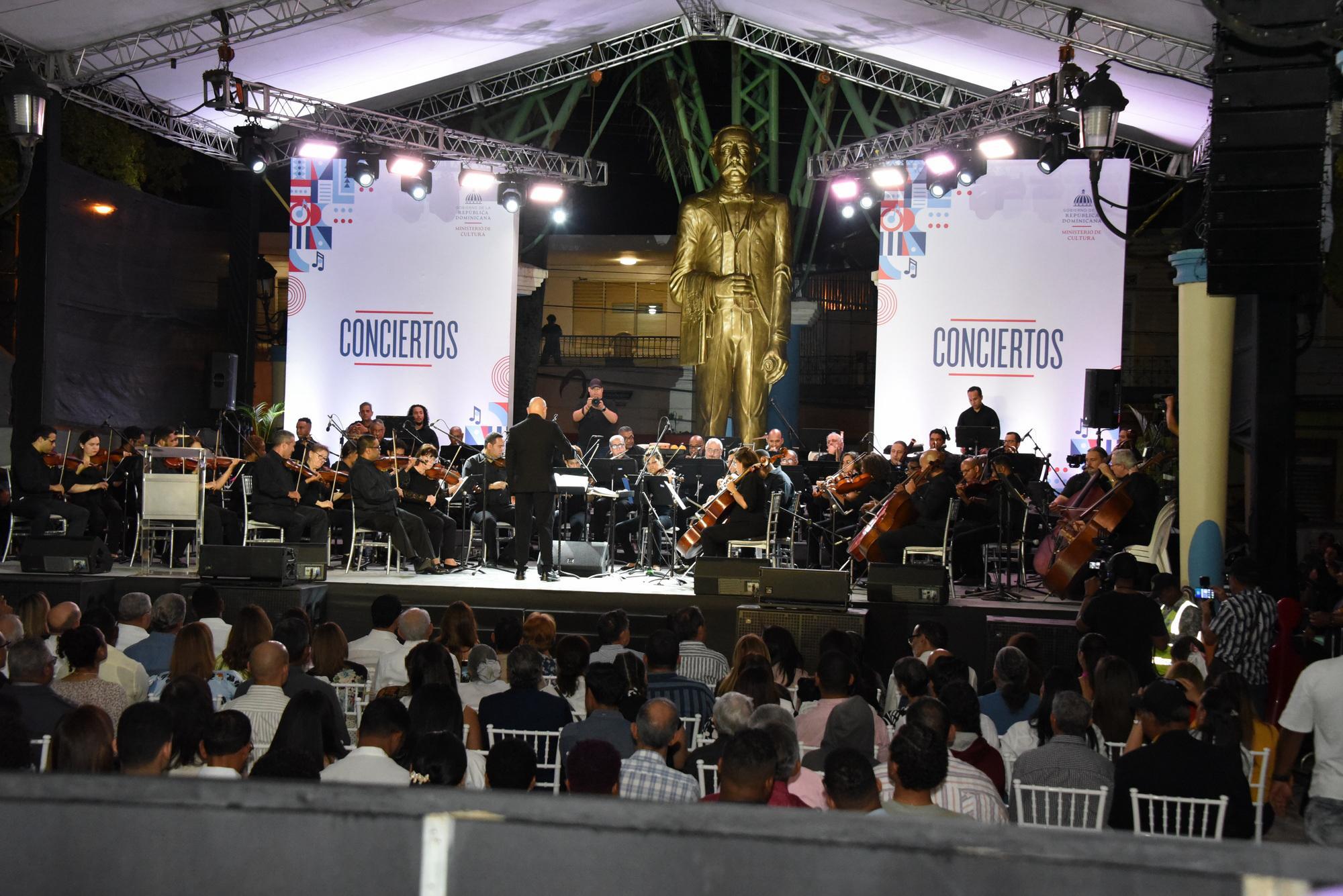 El ministro de Cultura Roberto Ángel Salcedo encabezará este sábado el segundo concierto a cargo de la Orquesta Filarmónica de Santo Domingo, bajo la dirección del maestro Amaury Sánchez, que tendrá lugar en el parque Duarte del municipio de Baní.
