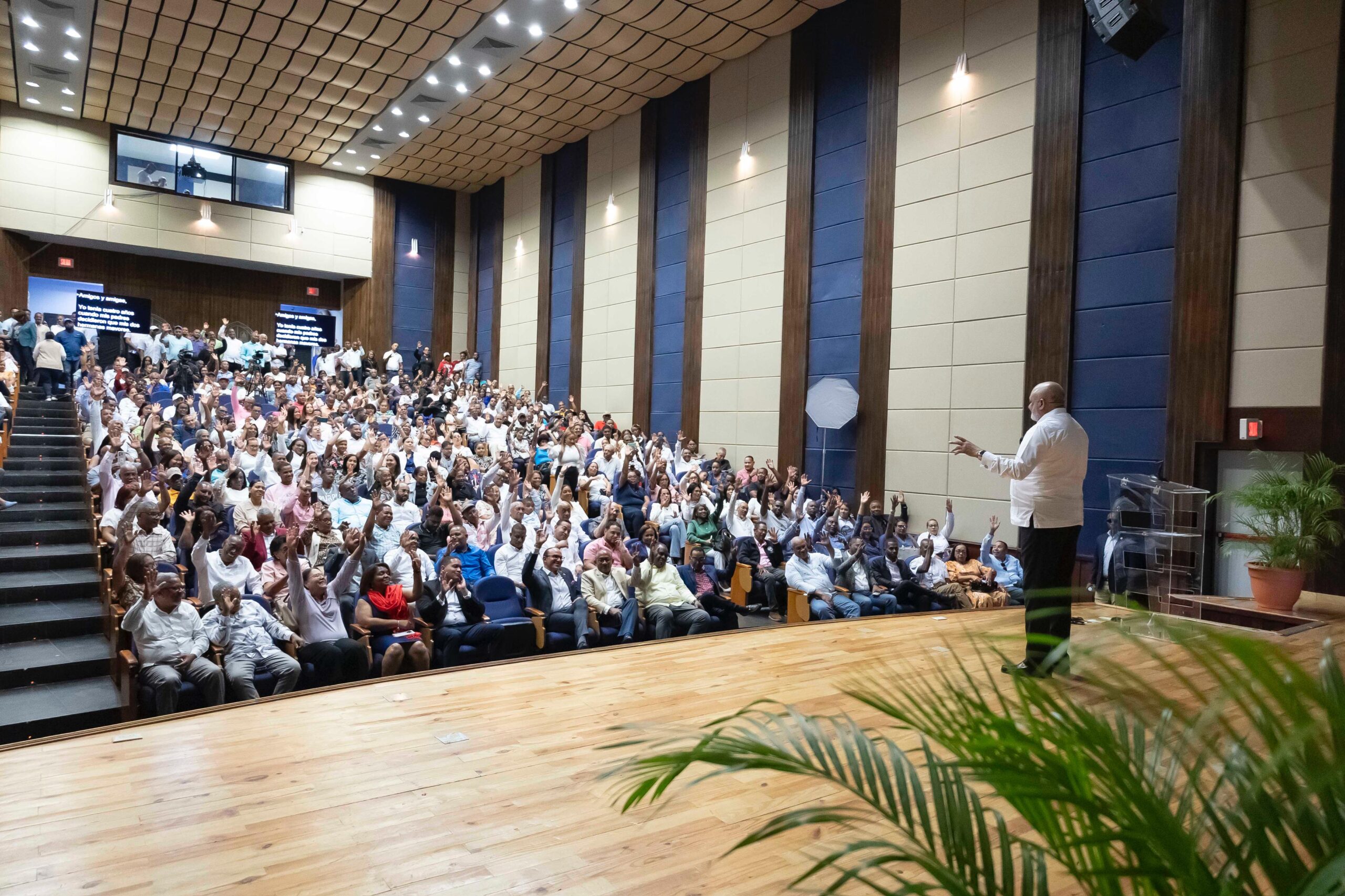 Roberto Fulcar durante la presentación de su libro en San Juan de la Maguana