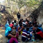 Los extranjeros indocumentados estaban a la espera de un vehículo para ser trasladados.