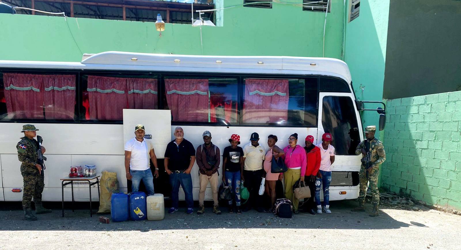 Incautan bebidas alcohólicas, cigarrillos de contrabando y detienen indocumentados en Valverde
