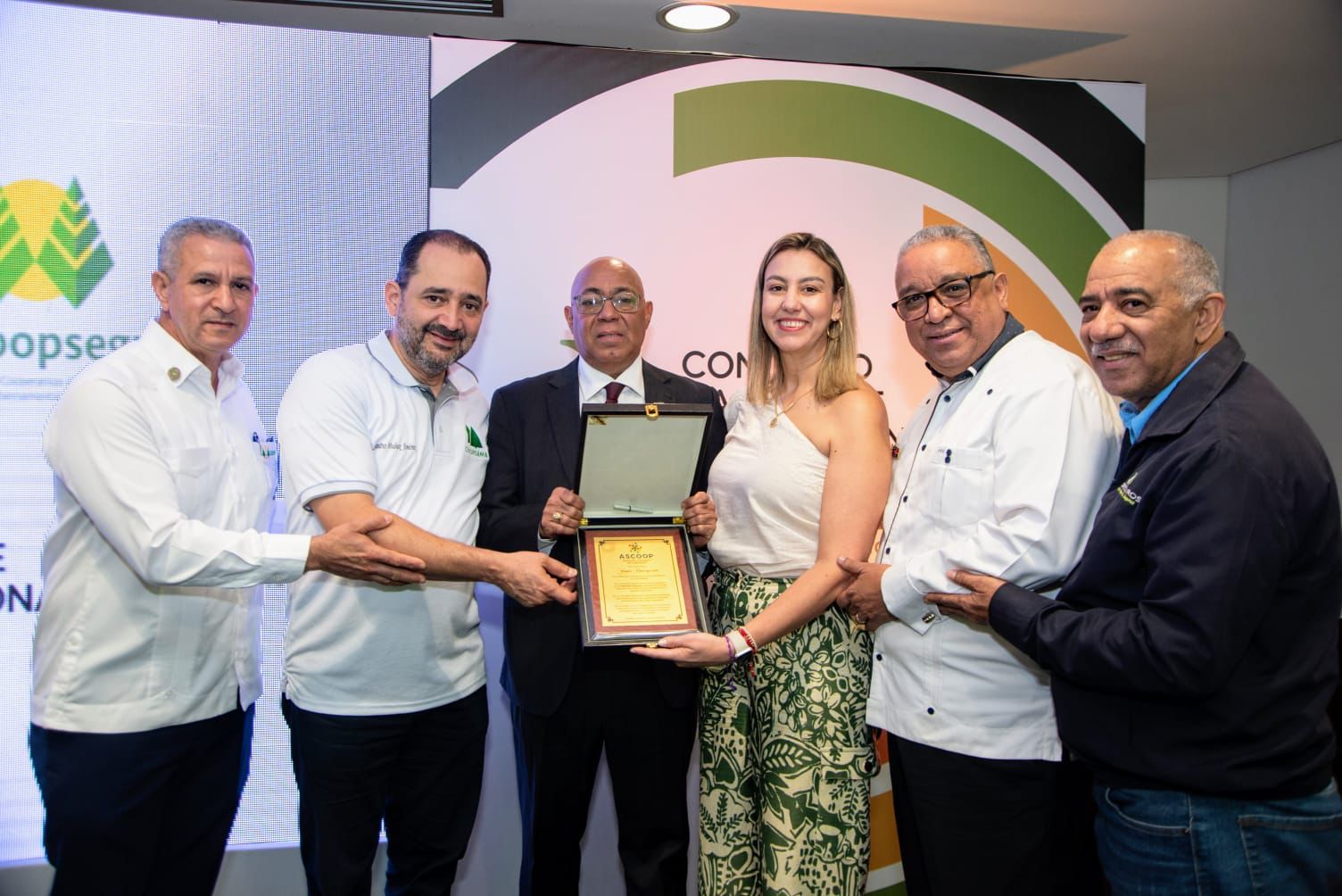 El homenaje fue otorgado durante el Quinto Congreso Nacional e Internacional del Cooperativismo