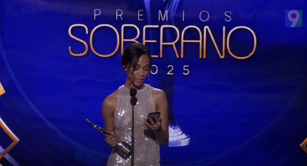 La reconocida actriz dominicana Zoe Saldaña, quien recientemente se coronó como ganadora del Oscar en la categoría de Mejor Actriz de Reparto, fue galardonada la noche de este martes con el Premio Soberano a Artista Destacada en el Extranjero.