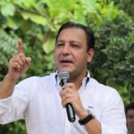 Abel Martínez hizo un llamado a economistas independientes y al liderazgo técnico del país a calcular y explicar con claridad, que cantidad de dinero, del margen que se ahorra el Estado con los precios actuales del crudo, debería estar siendo devuelto a los consumidores dominicanos.