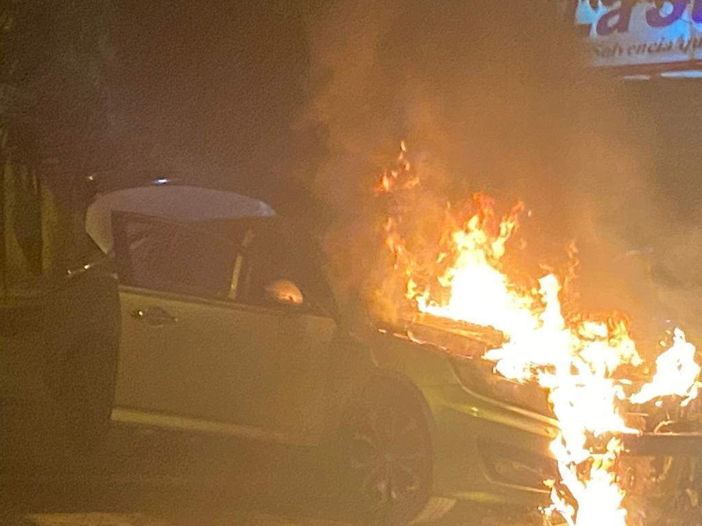 Incendio en estación de GLP consume tres vehículos en Santiago