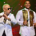 El flautista Néstor Torres junto a Jandy Ventura en el cierre de “Johnny Vive: La Residencia”.