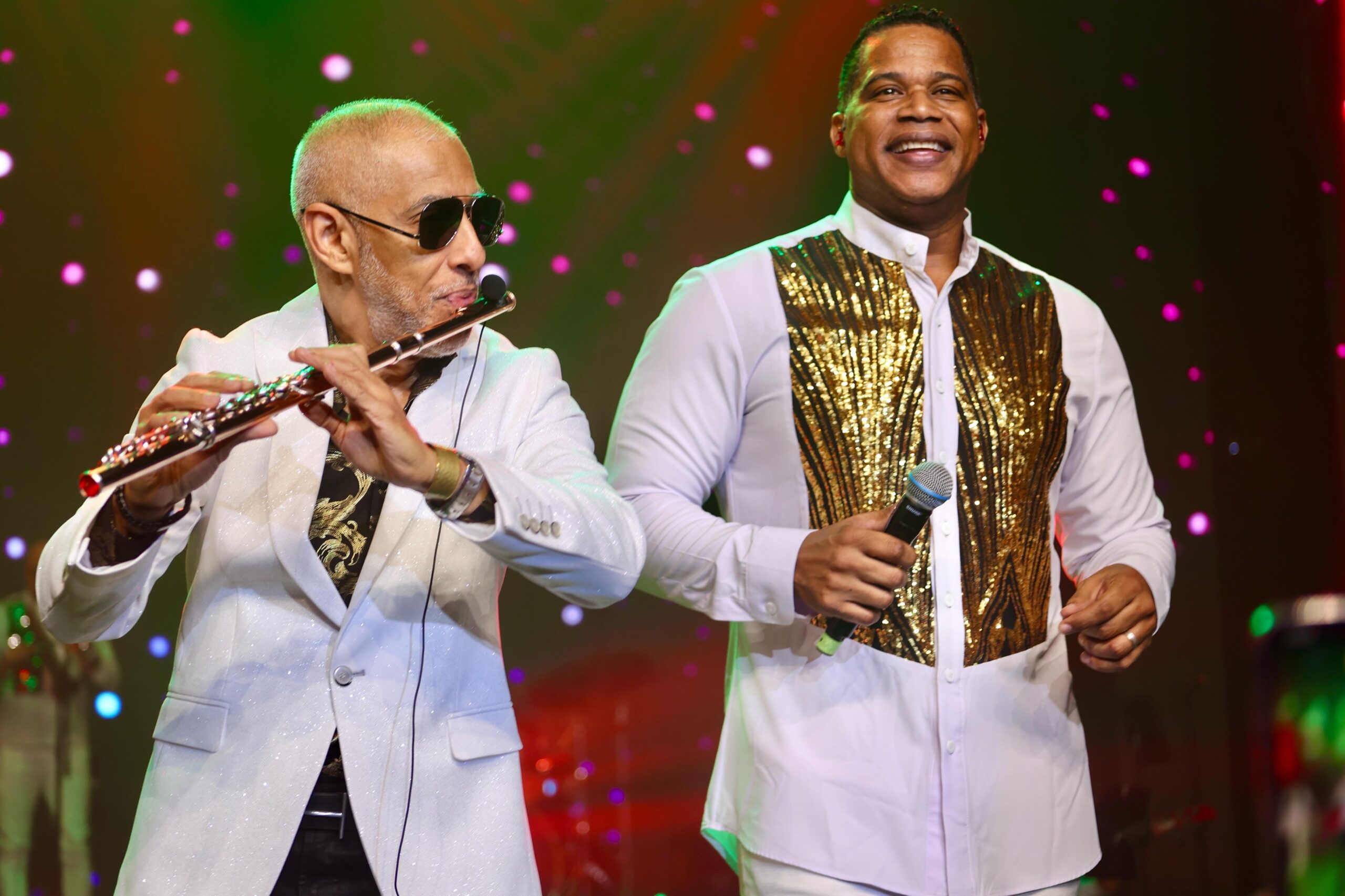 El flautista Néstor Torres junto a Jandy Ventura en el cierre de “Johnny Vive: La Residencia”.