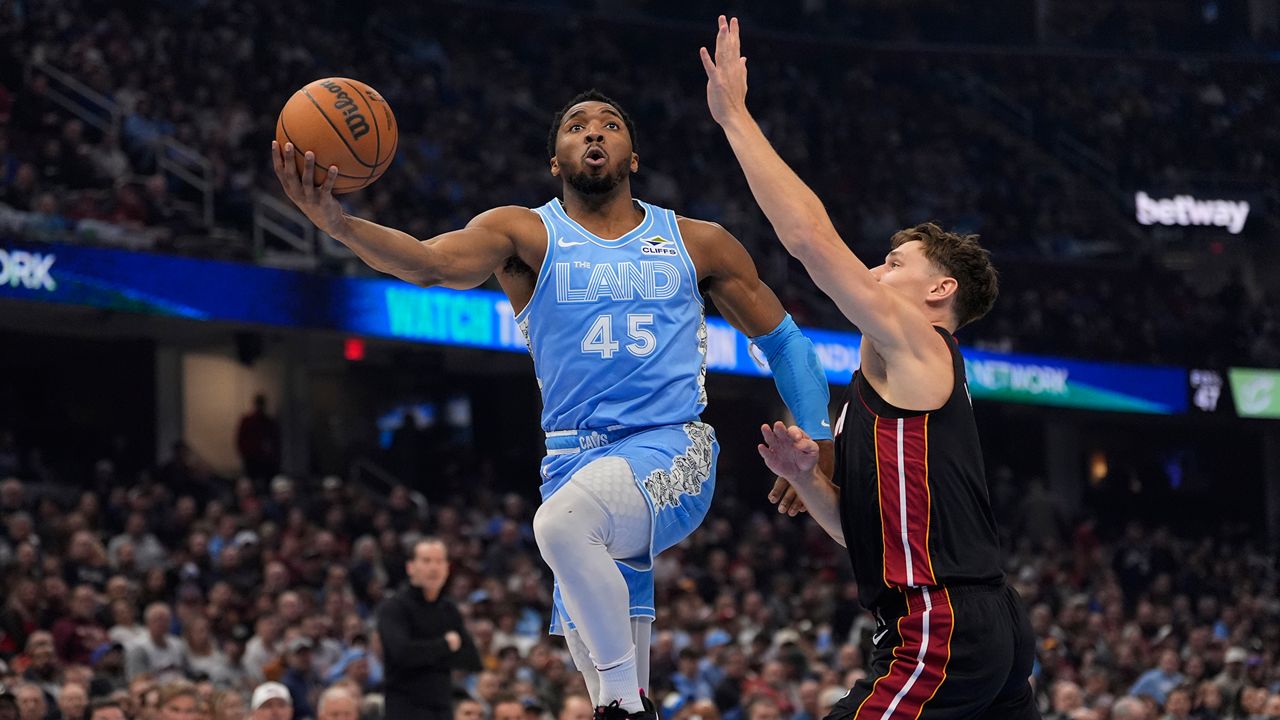 Donovan Mitchell en plena acción ofensiva ante la defensa del Heat.