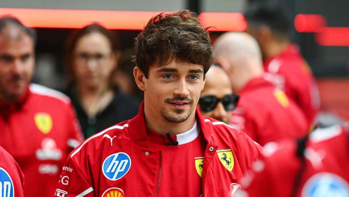 Charles Leclerc, piloto de la escudería Ferrari en la Fórmula Uno, ya soltó el primer «fuetazo» a su compañero Lewis Hamilton.