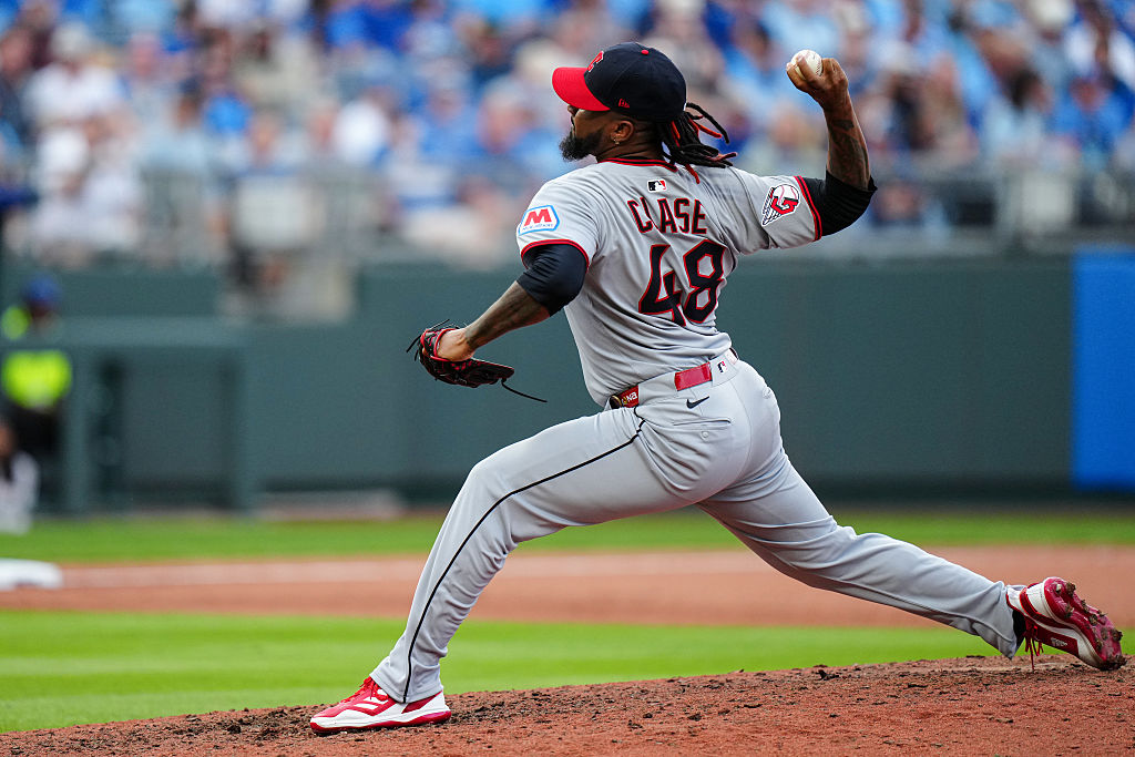 Emmanuel Clase #48 de Cleveland, durante el partido en Kansas City.(Foto por Daniel Shirey/MLB Photos via Getty Images)