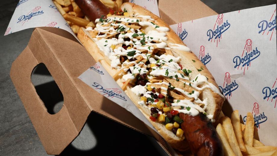Nuevo atractivo en el estadio de los Dodgers de Los Ángeles, un «perro caliente» de 16 pulgadas.