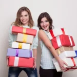 Analizan propuesta para que dominicanos en el exterior puedan traer regalos a RD sin pagar impuestos en verano
