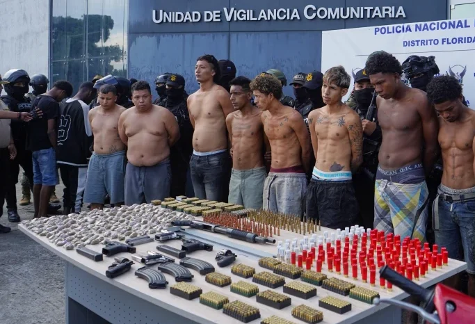 Policía de Ecuador detiene a 14 personas por la masacre que dejó 22 muertos y tres heridos