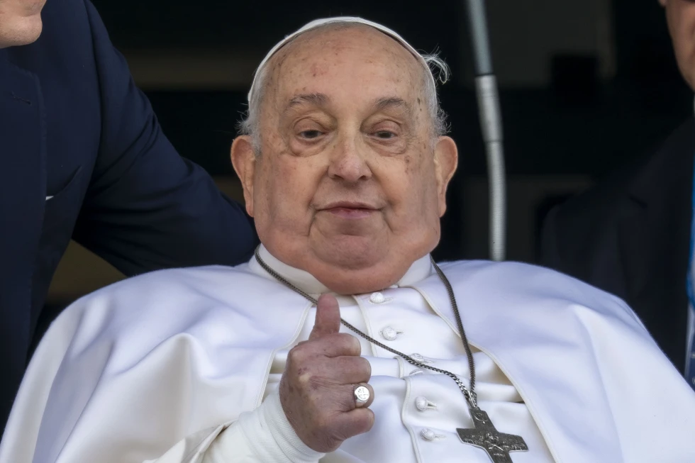 Médicos del papa consideraron suspender el tratamiento tras grave crisis respiratoria