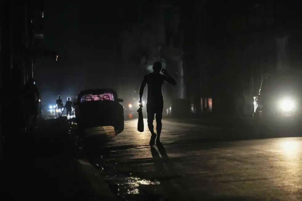 Cuba batalla para solucionar apagón masivo; algunos lugares llevan más de 18 horas sin luz