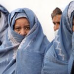 Mujeres de Afganistán desafían a los talibanes y venden su cabello para poder subsistir