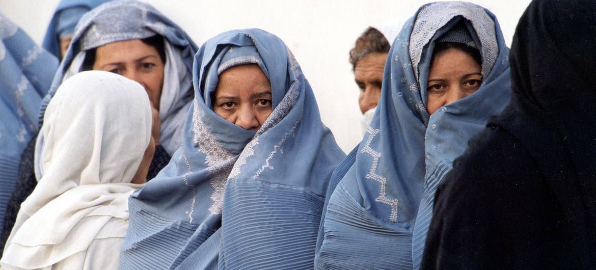 Mujeres de Afganistán desafían a los talibanes y venden su cabello para poder subsistir