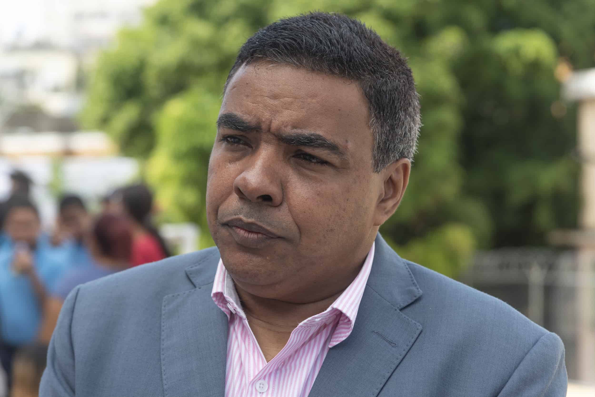 En una entrevista con Panorama, el presidente de la Central Nacional de Transportistas Unificados (CNTU) instó a los operadores de vehículos a colaborar con las autoridades que tienen la facultad legal de aplicar las normativas de tránsito.