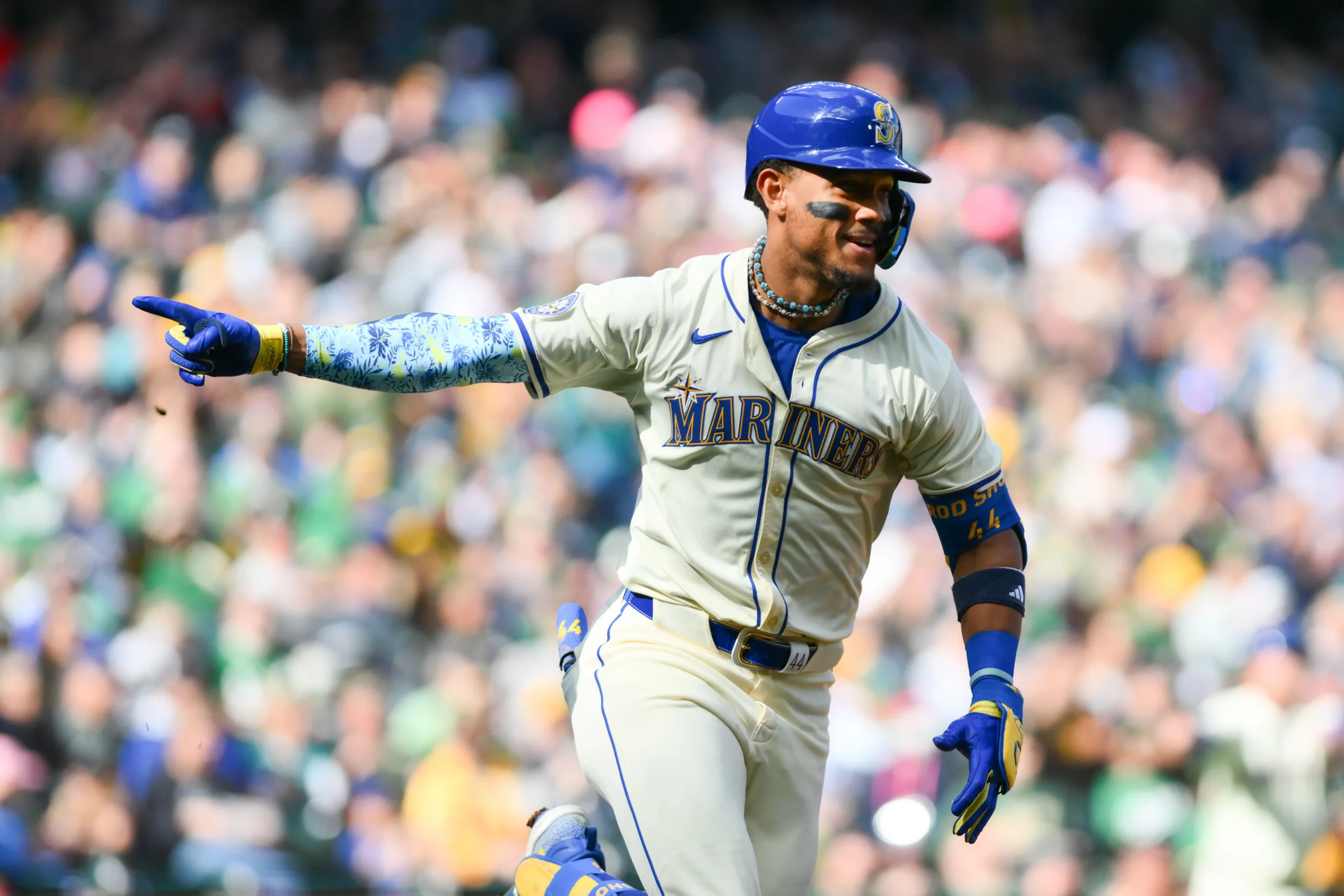 El jardinero dominicano Julio Rodríguez de los Marineros de Seattle celebra su batazo de cuatro esquinas de dos carreras que le da victoria a su club.