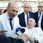 El médico que trató al papa Francisco: «Tuvimos que elegir entre dejarlo ir o probar con todo»